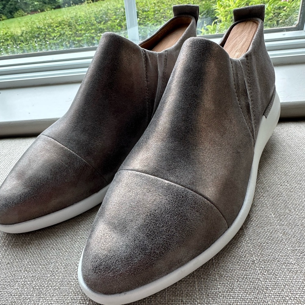 Johnston & Murphy Gold Metallic Suede Wedge Slip-on’s, Size 9